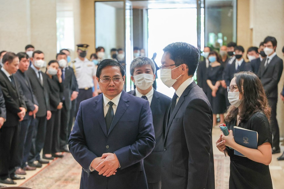 日本驻越南大使馆表示，前首相安倍晋三的吊唁薄将于7月11日和12日9时-17时15分在日本驻越南大使馆设置，给前来吊唁民众留言。在近8年的首相任职期间，在安倍晋三的领导下，越日两国关系在各领域呈现蓬勃发展势头。2014年，两国关系提升至致力于亚洲和平与繁荣的纵深战略伙伴关系。2017年，日本是越南最大官方发展援助国，第二大投资来源国和第四大贸易伙伴。图自Vietnam+