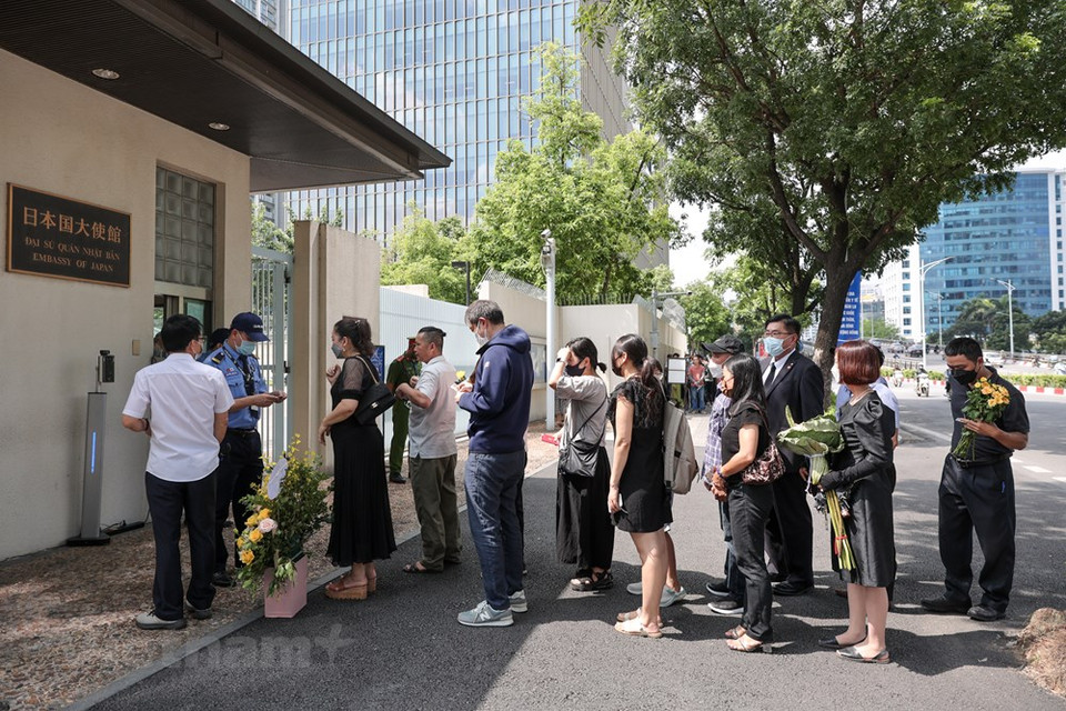一大早，诸多越南人已前往日本驻越南大使馆前排队，等待进入吊唁日本前首相安倍晋三。在政治生涯中，安倍晋三多次访问越南。特别是在担任日本首相期间，他已四次访问越南。安倍晋三对越南国家和人民以及越日两国战略伙伴关系的特殊感情和宝贵支持，是越日两国未来关系的宝贵财富。 在他担任日本首相期间，越日友好合作关系进入了新阶段，实现良好发展，留下了深刻的烙印。图自Vietnam+