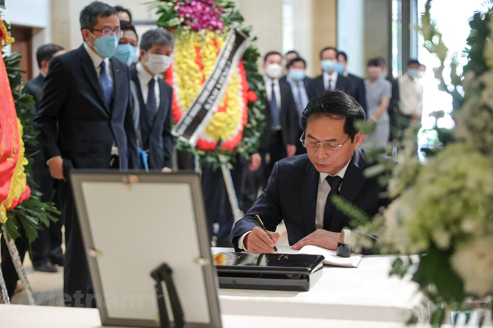 越南外交部长裴清山在纪念簿上留言，吊唁日本首相安倍晋三。安倍晋三已为越南与日本关系的发展，两国人民的利益以及地区乃至世界的和平、繁荣、合作与发展做出了巨大的贡献。在任日本首相时曾经接受越通社记者的采访，安倍晋三表示，在日本人的印象中，越南民族是勤劳、聪明、持之以恒的民族，越南人很热情。这是他希望进一步深化两国之间的关系的原因。图自Vietnam+