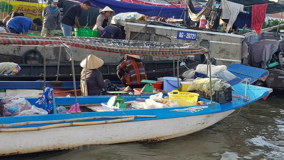 离芹苴市中心6公里的丐冷水上集市发展史长达数百年，充分体现了西部水乡居民的货物交易方式和文化。该集市长期以来已成为芹苴市著名旅游品牌，大多数国内外游客都将盖朗水上集市视为最具吸引力的旅游目的地之一。盖朗水上集市于2016年3月被文化体育旅游部承认为国家非物质文化遗产名录。图自Vietnam+