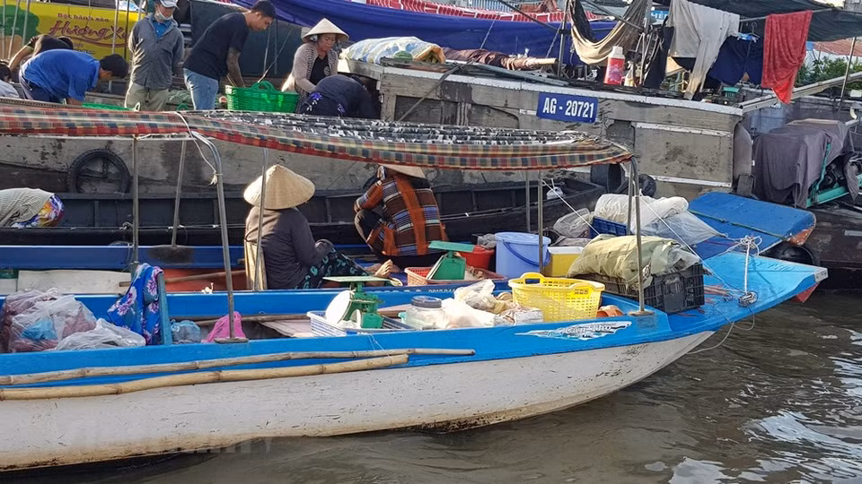 离芹苴市中心6公里的丐冷水上集市发展史长达数百年，充分体现了西部水乡居民的货物交易方式和文化。该集市长期以来已成为芹苴市著名旅游品牌，大多数国内外游客都将盖朗水上集市视为最具吸引力的旅游目的地之一。盖朗水上集市于2016年3月被文化体育旅游部承认为国家非物质文化遗产名录。图自Vietnam+