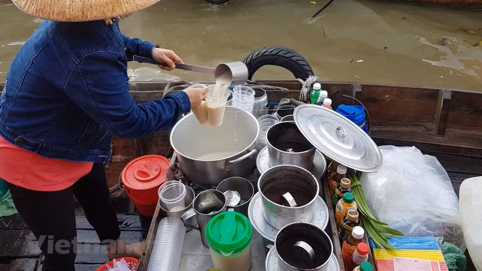 来到芹苴，游客不应错过参观丐冷水上集市，这是当地居民在水上进行农产品、货物交易、和餐饮的地方。在这儿，游客可以亲自体验湄公河流域的水乡文化生活。丐冷水上集市不仅给当地居民带来生计，而且还有助于保护南方西部地区的传统文化。丐冷水上集市最吸引游客的地方在于水乡商品多样性特征的维护。图自Vietnam+