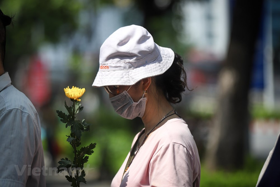 前来吊唁的人潮中，有的曾经在日本工作、学习的越南人，有的只是对日本国家和安倍晋三前首相拥有特别感情的。获悉日本大使馆于7月11日设置吊唁簿，黎氏金慧女士自己骑摩托车近70公里，从巴维县前来吊唁和缅怀日本前首相。她说：“虽然只在电视上看过他，但他对我们国家所作出的贡献让我很敬佩。安倍晋三是越南人民的一位伟大朋友。” 图自Vietnam+