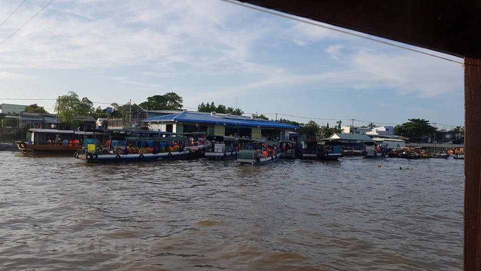 丐冷水上集市于20世纪初形成，是九龙江平原地区最大的水上市场之一。形成初期，丐冷水上集市位于芹苴、头筹、丐山、丐冷等4条河流的交汇处，与岸边的丐冷集市毗邻。2016年，丐冷水上集市被文化体育旅游部列入“国家级非物质文化遗产”名录。该水上集市曾经被英国顶级旅游杂志《Rough Guide》评为全球最具吸引力的10个集市之一。图自Vietnam+