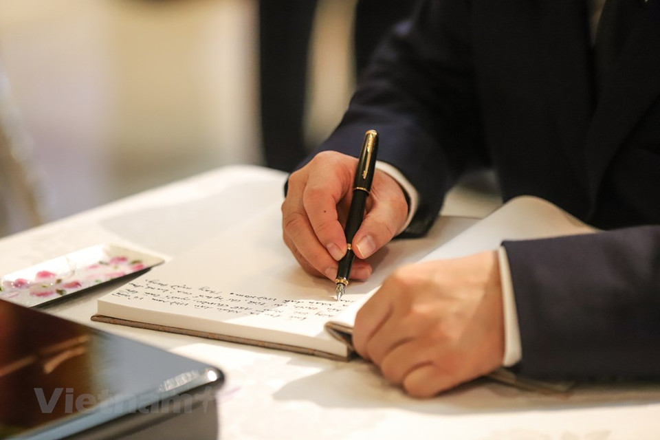 在政治生涯中，安倍晋三多次访问越南。特别是在担任日本首相期间，他已四次访问越南。安倍晋三对越南国家和人民以及越日两国战略伙伴关系的特殊感情和宝贵支持，是越日两国未来关系的宝贵财富。 在他担任日本首相期间，越日友好合作关系进入了新阶段，实现良好发展，留下了深刻的烙印。图自Vietnam+