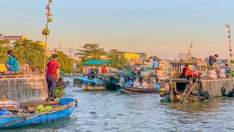 每一艘船经营的产品有所不同。因为河上空间宽敞，船机声音大，噪音多，所以买卖方式跟在陆地上有所不同。商品介绍方式也很独特，就是每条木船的前面都支着木架，上面挂着船上卖的东西，让客户一目了然，容易找到需要的产品。游客将可亲身体验这里生活的不同，放松自己的心情，感受南方西部水乡居民的朴实和好客。 图自Vietnam+