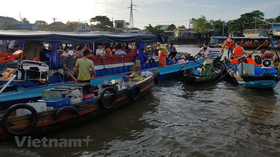 来到丐冷水上集市，船是唯一的交通工具。乘坐小船参观丐冷水上集市，游客将感受到芹苴市的独特之美。丐冷水上集市不仅给当地居民带来生计，而且还有助于保护南方西部地区的传统文化。丐冷水上集市汇聚九龙江三角洲地区尤其是芹苴市的文化精华和价值。图自Vietnam+
