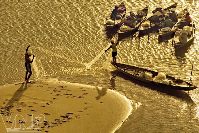 ​秋盆河的黄昏时刻（图片来源：越通社）