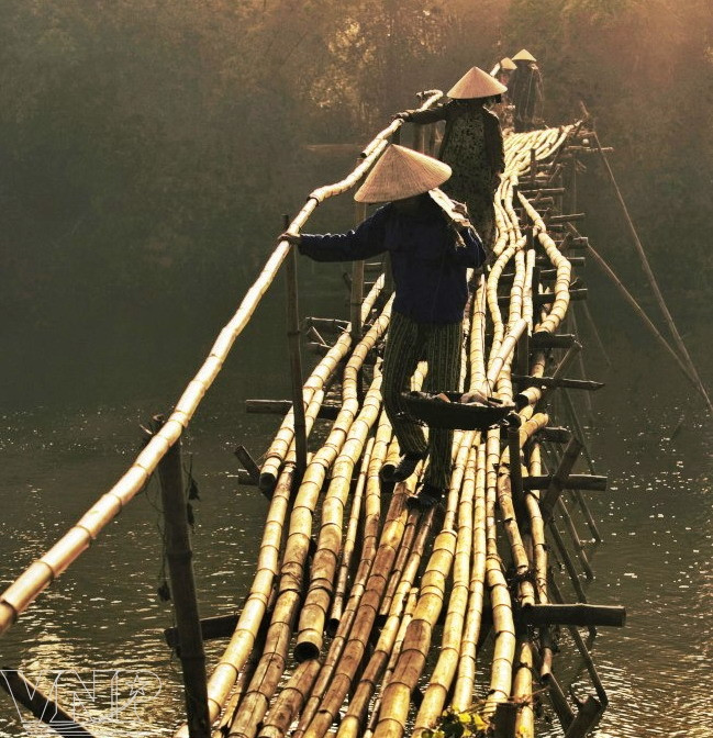 横跨秋盆河的竹桥（图片来源：越通社）