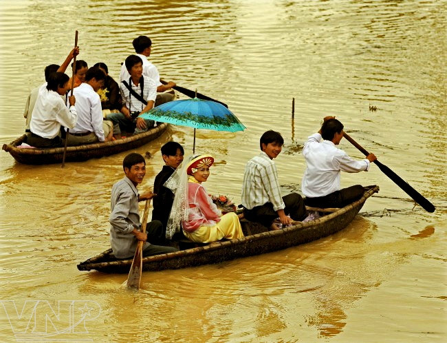 ​秋盆河畔居民的婚礼（图片来源：越通社）