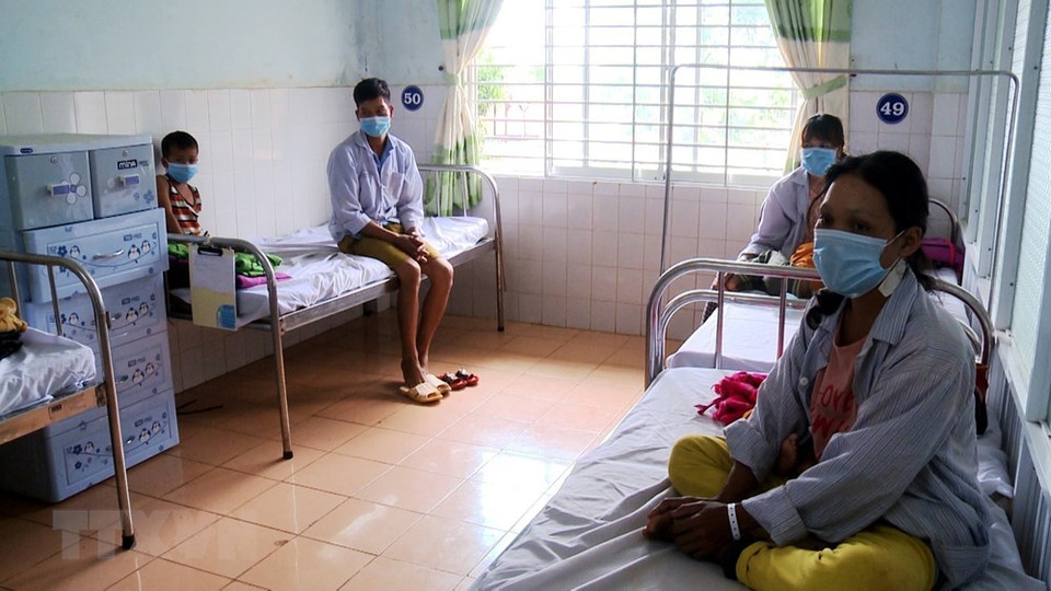 嘉莱省综合医院医生对白喉患者进行治疗。图片来源：越通社