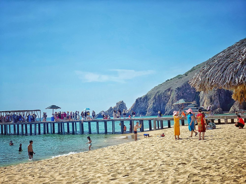 麒咕海滩拥有一片白沙滩和蓝海水。图自Vietnam+