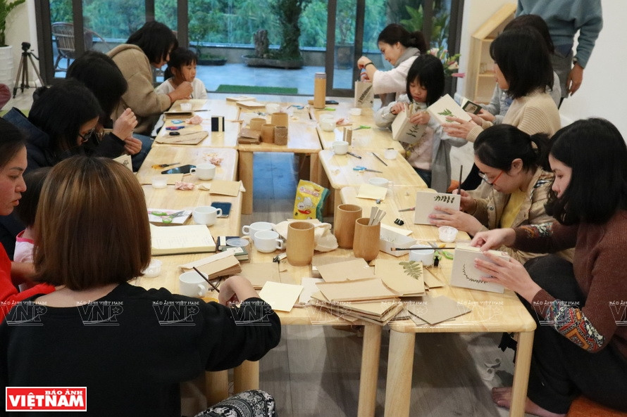 花草叶手工厂的一个讲习班，学员尽情发挥创造性。图自越通社