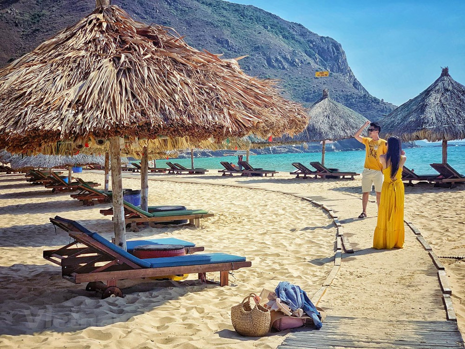 游客们可以享受海天一色、碧海蓝天的海景或漫步在美丽宁静的白色沙滩上，看夕阳西下，美不胜收。图自Vietnam+