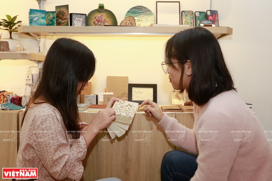 客户购买花草叶手工厂的产品。图自越通社