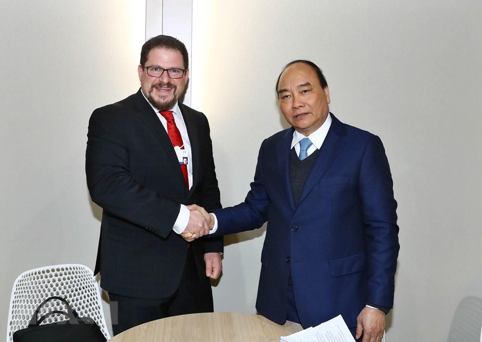 在2019年世界经济论坛年会期间，2019年1月24日，越南政府总理阮春福会见美国高通公司（Qualcomm）总裁克里斯蒂安诺•阿蒙（Cristiano Amon）。越通社记者 统一 摄