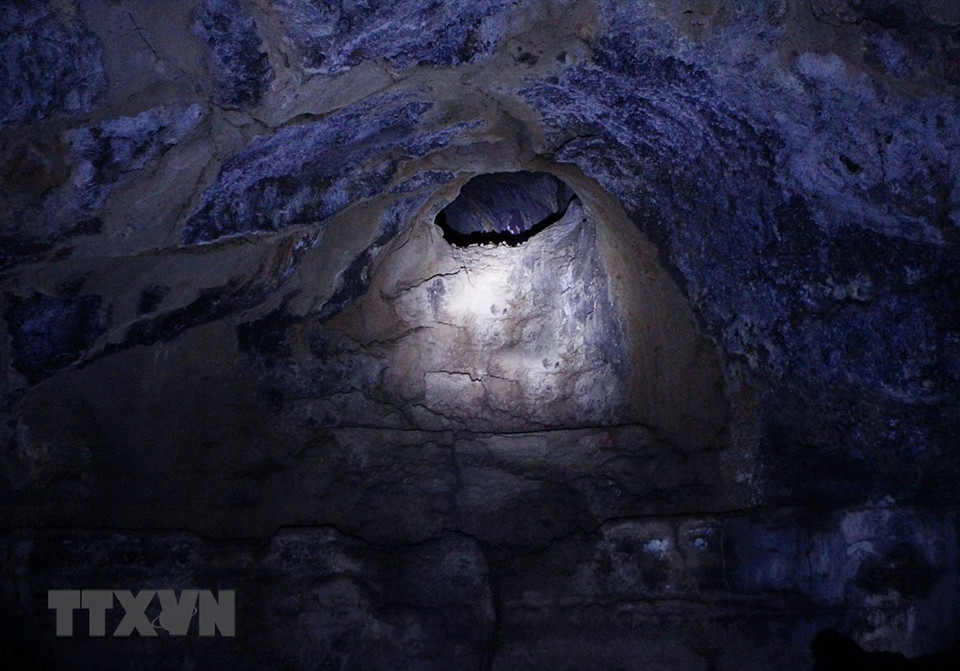 火山喷发时，熔岩暴露在空气中冷却，增加了粘度，形成化石和自然的形态。越通社记者 杨江 摄