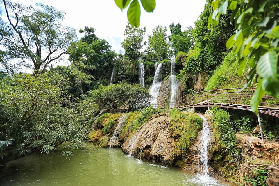 据传说，瀑布是在洪水中解救小伙子的姑娘身上穿的肚兜。越通社记者 南阮 摄