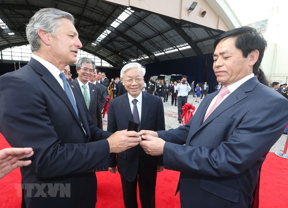 2015年7月6日，越共中央总书记阮富仲见证了美国波音集团代表向越南航空公司代表交付第一架波音787-9梦想客机钥匙。越通社记者 智勇 摄