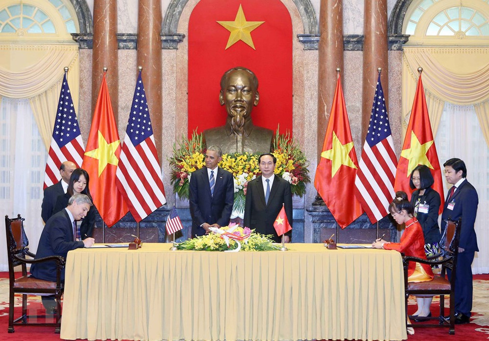在越南国家主席陈大光和美总统奥巴马的见证下，越捷航空公司代表与美国波音公司代表签署订购100架波音737 MAX客机的合同。越通社记者 颜创 摄