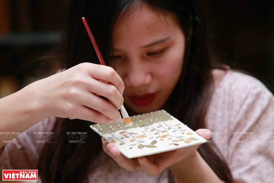 干花草的尺寸、配色、厚度等都很讲究。图自越通社