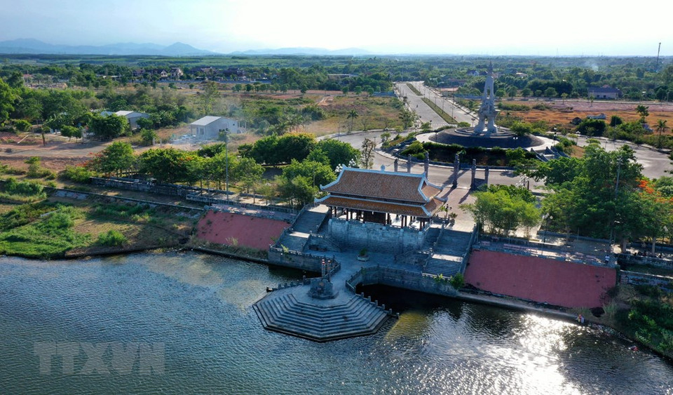 广治市安敦坊石汗江北岸的放花码头-纪念庙。越通社记者 胡求 摄