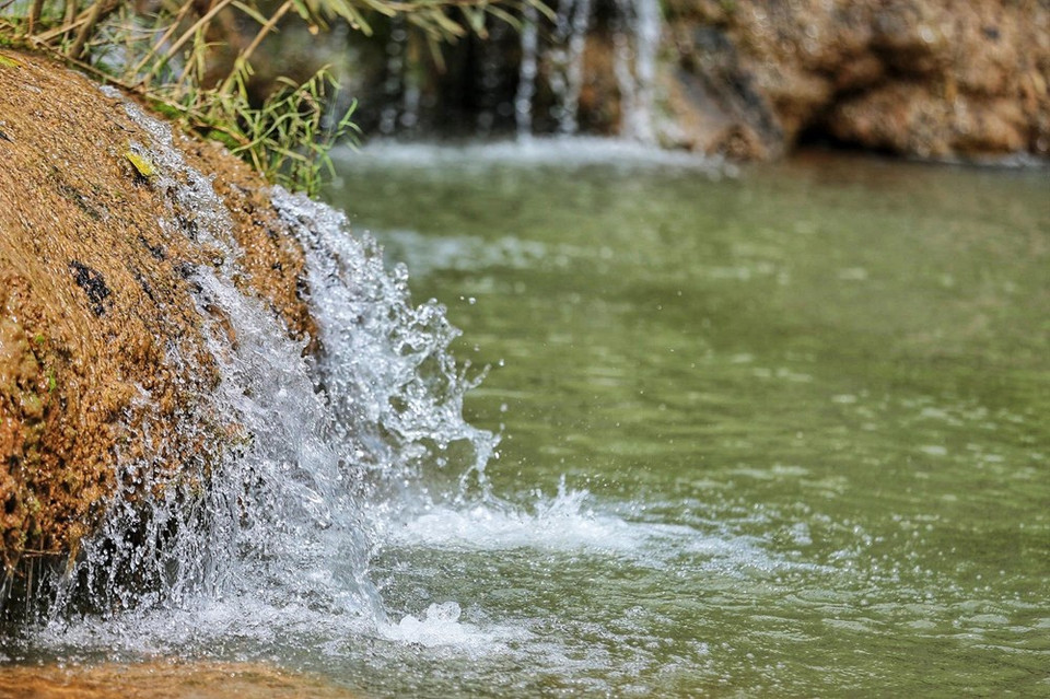 肚兜瀑布最美的时候是四月至十月，这时水流量极大，整个瀑布看上去就像白茫茫的水帘一样，既壮观又浪漫。越通社记者 南阮 摄