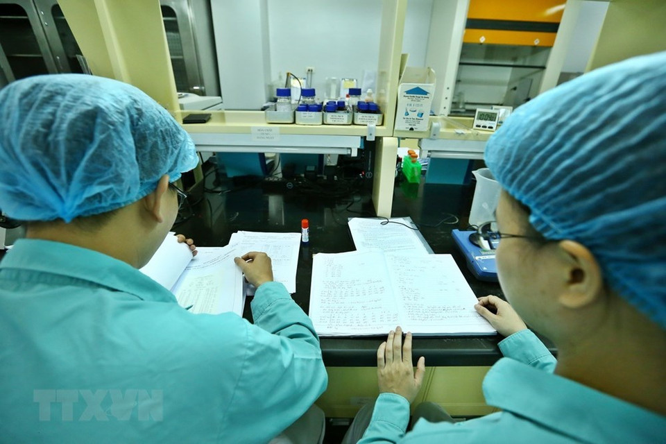 越南卫生部一号疫苗与生物制品有限公司专家小组于今年2月派遣2名专家赴英国，同布里斯托大学配合在两个月内尽快地产生抗原。回到越南之后，该小组继续化一个多月的时间在实验室里进行研究。越通社记者 明决 摄