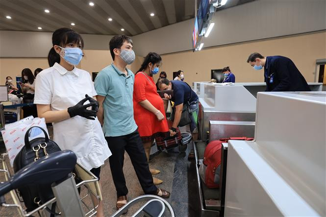 乘坐VN5062航班的近300名越南公民是18岁以下儿童（大多数为2岁以下儿童）、老年人、孕妇、病患者、合同期满的劳务人员、因疫情被滞留的游客、因宿舍关闭无处可住的留学生等特殊困难对象。图片来源：越通社