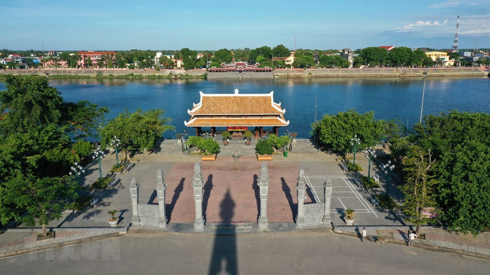 广治市安敦坊石汗江北岸的放花码头-纪念庙。越通社记者 胡求 摄
