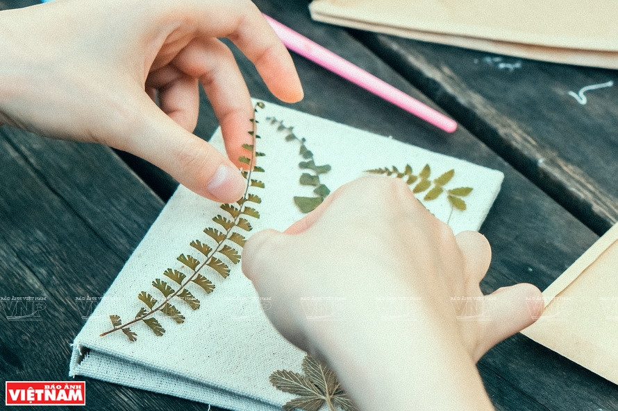 干花草赋予笔记本独特之美。图自越通社