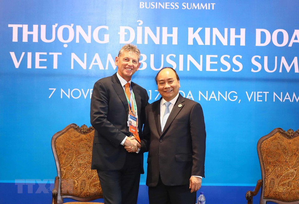 2017年11月7日在岘港市，越南政府总理阮春福会见美国埃克森美孚开发公司(Exxon Mobil Development)总裁利亚姆•马龙(Liam Mallon)。图片来源：越通社