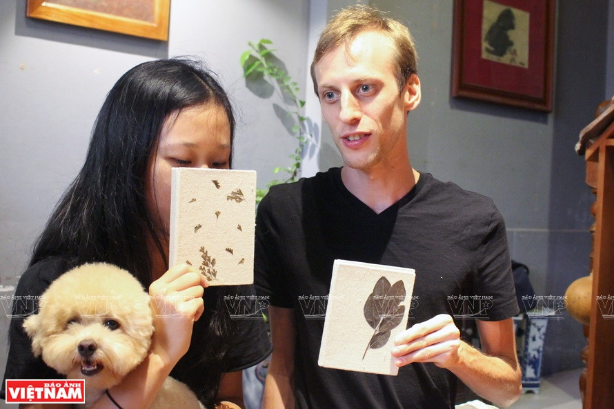 外国游客参加学习后自制的产品。图自越通社