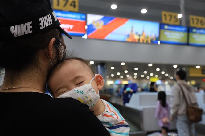 据悉，飞机降落芹苴国际机场后，所有旅客和机组人员都接受健康检查和送到集中隔离区。图片来源：越通社