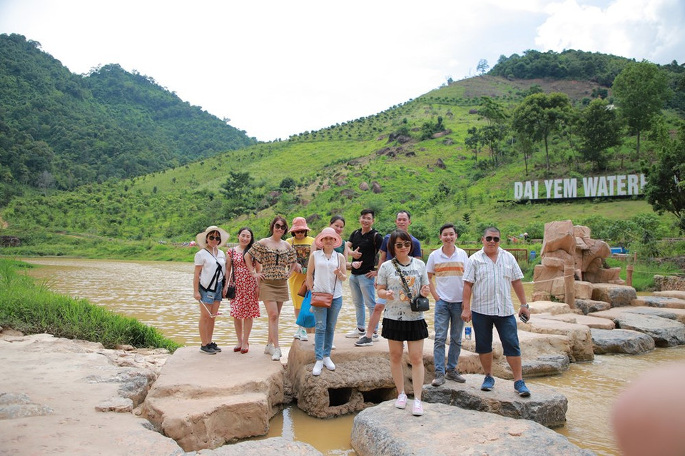 当全球多国采取关闭边境等更严格防疫措施时，越南人已可以开始选择出游国内各个美丽景点。越通社记者 南阮 摄