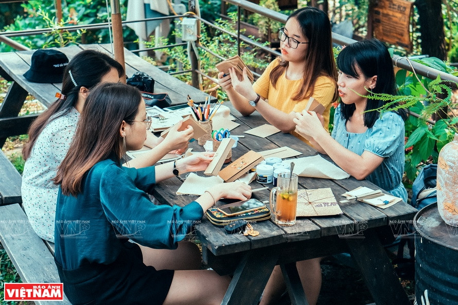 花草叶手工厂的产品堪称精妙考究、创意十足。图自越通社