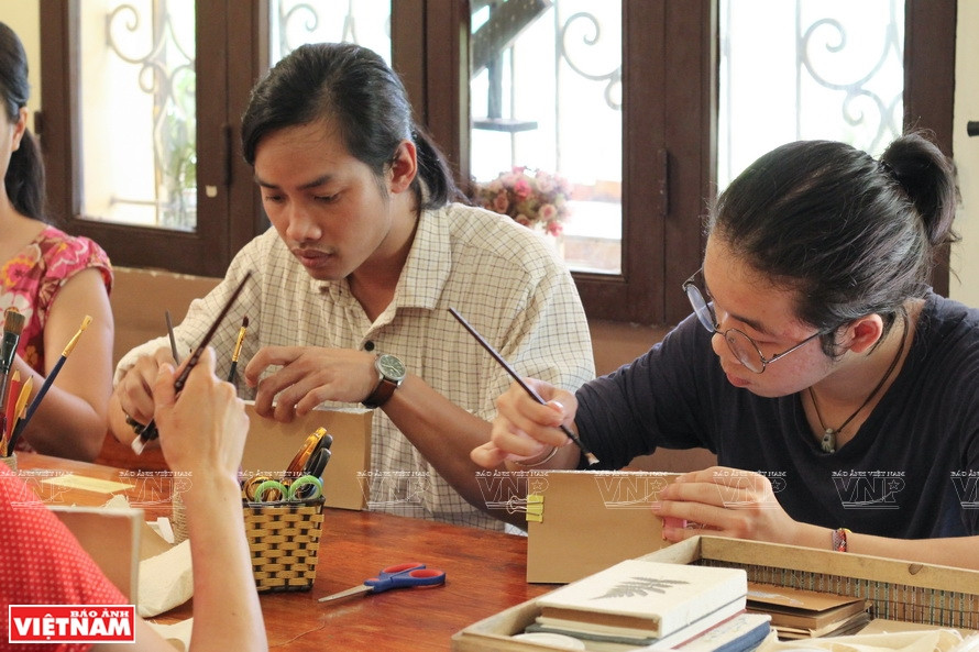 参加讲习班的还有男性学员。图自越通社