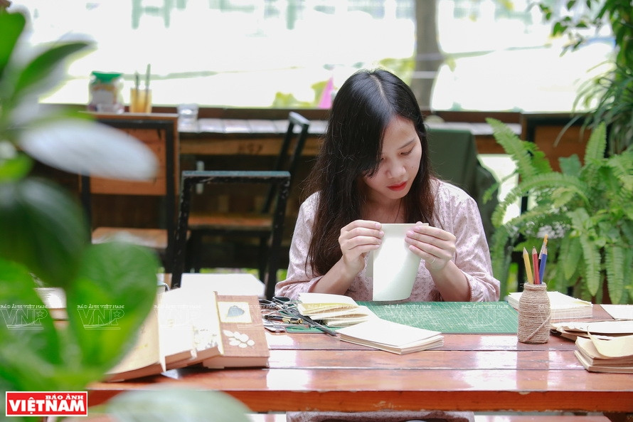 花草叶手工厂主人河内自然科学大学生物系老学生武氏贤。图自越通社