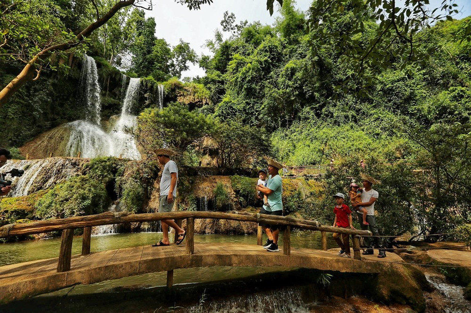 肚兜瀑布发源于万村村头石洞中的波哥兰和波达州两条小溪，这里自古就是泰族人的定居之地。从山洞流出的溪水形成全长五公里的万泉，然后与越老交界处的波散泉汇合并流入安州，再从山崖泻下而成瀑布。越通社记者 南阮 摄