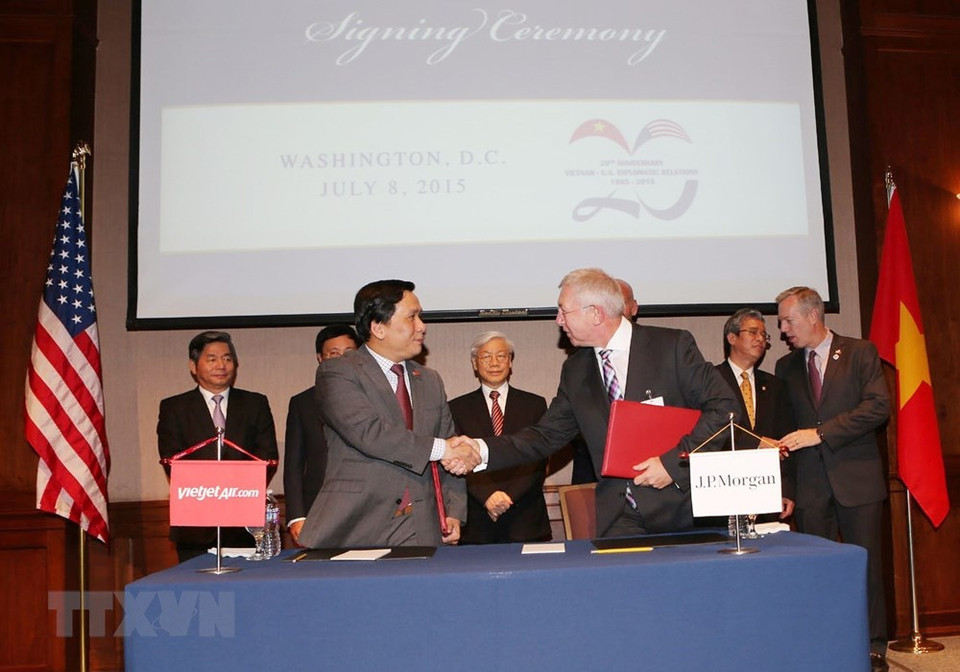 越共中央总书记阮富仲对美国进行正式访问期间，2015年7月8日，越南越捷航空公司同美国摩根大通公司（JP Morgan）签署关于为越南越捷航空公司购买新飞机提供出口信贷融资的协议。越通社记者 智勇 摄