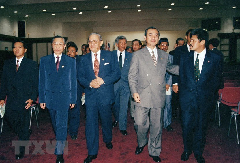 越南外交部部长阮孟琴（左二）和东盟各国外交部长于1995年7月29日上午出席第28届东盟外交部长会议。越通社记者 陈山 摄
