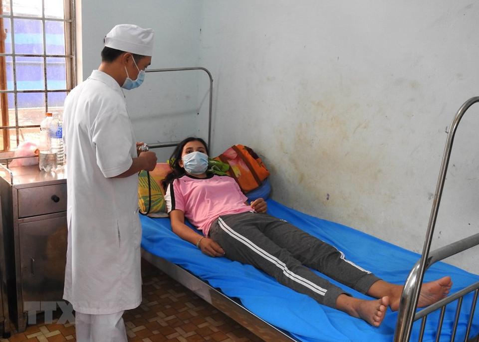 崑嵩省得苏县医疗卫生中心的医生为白喉患者看病。图片来源：越通社