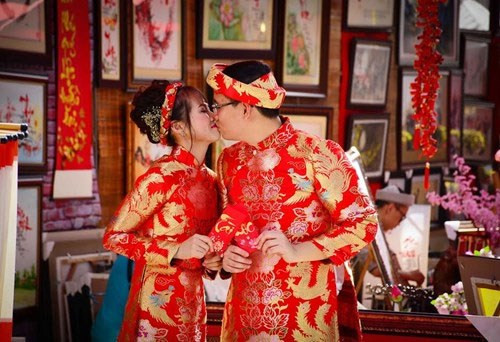 一对夫妇在书法家路拍婚照 （图片来源：越南《人民军队报》）