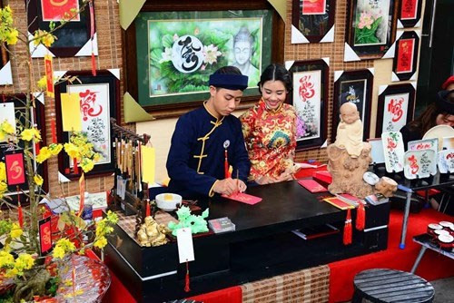 书法家献字（图片来源：越南《人民军队报》）