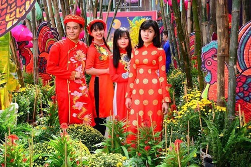 年经人合影留念（图片来源：越南《人民军队报》）