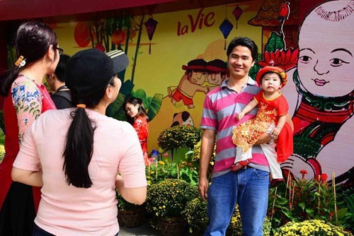 该活动也吸引许多家庭来参观、拍照 （图片来源：越南《人民军队报》）