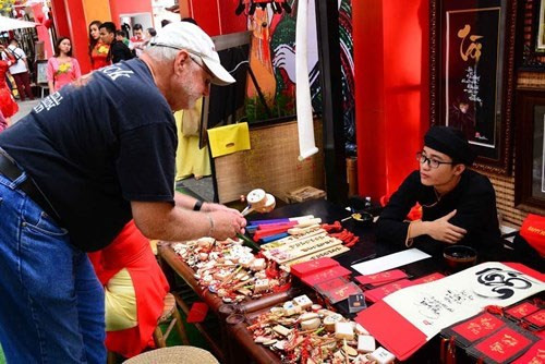 越南传统产品引起国际游客的好奇（图片来源：越南《人民军队报》） 