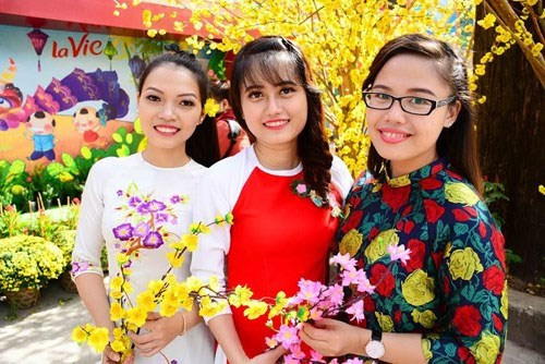 胡志明市少女春季出游（图片来源：越南《人民军队报》）