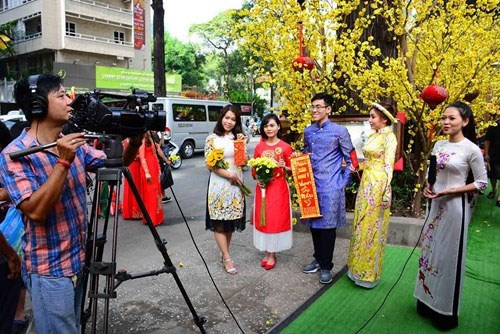 记者在梅花、桃花街作业（图片来源：越南《人民军队报》） 