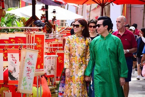 书法家街吸引游客前来参观游览（图片来源：越南《人民军队报》）